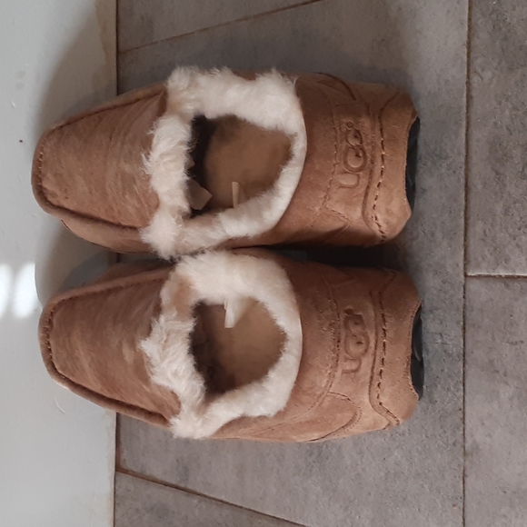 UGG  slipper  size  9 men - Picture 3 of 5